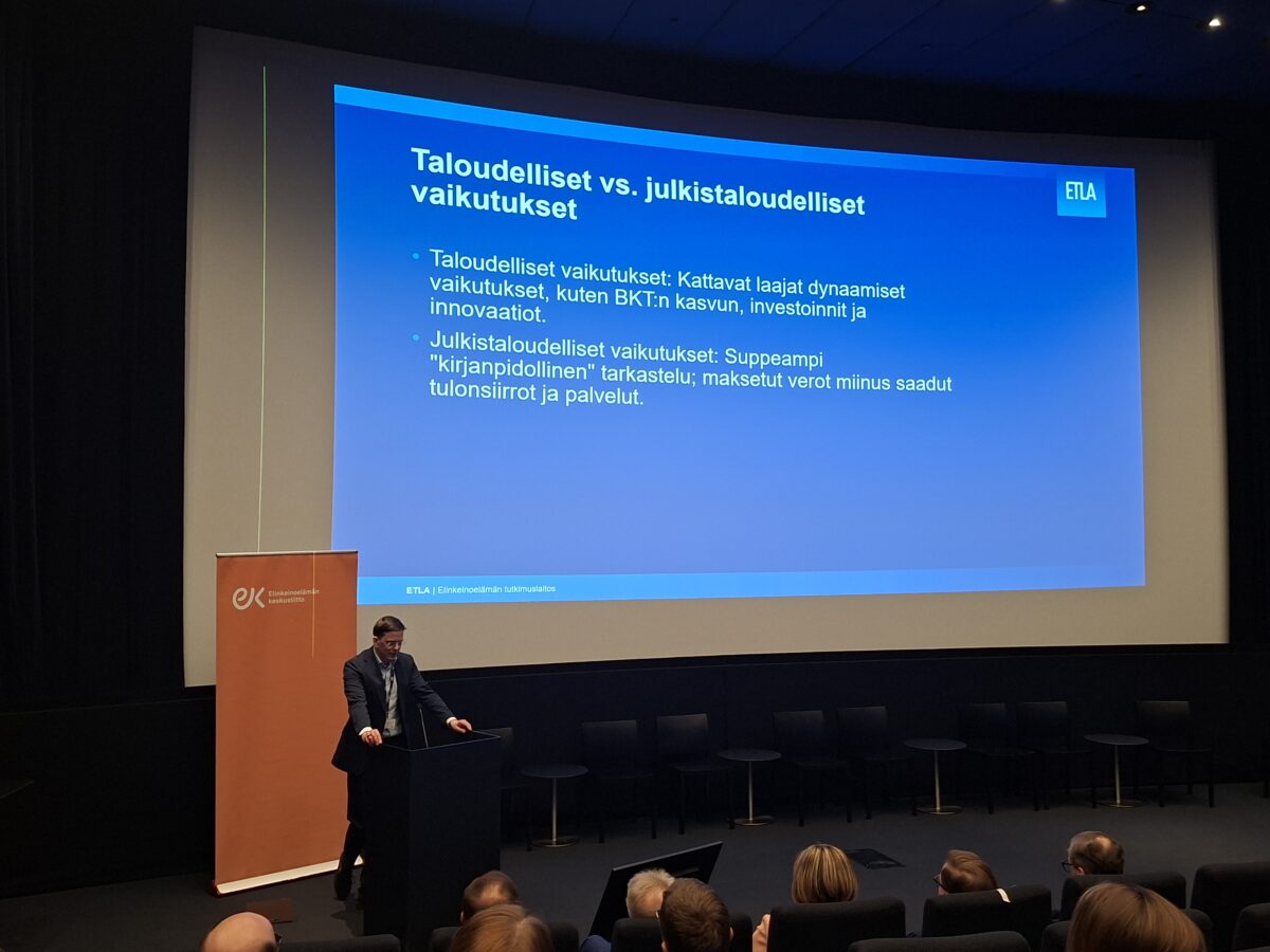 Maahanmuuton kokonaistaloudelliset vaikutukset ovat monisyisiä – keskustelua Oodissa