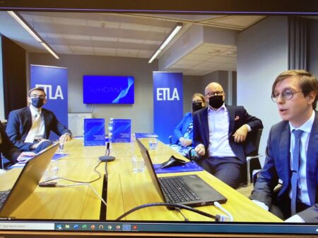 Suhdanteen julkistustilaisuus korona-aikana.