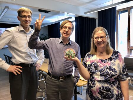 Ennusteryhmä juhlistamassa Vuoden talousennustaja -tittelin voittoa vuonna 2022, vasemmalta Ville Kaitila, Markku Lehmus sekä Birgitta Berg-Andersson.