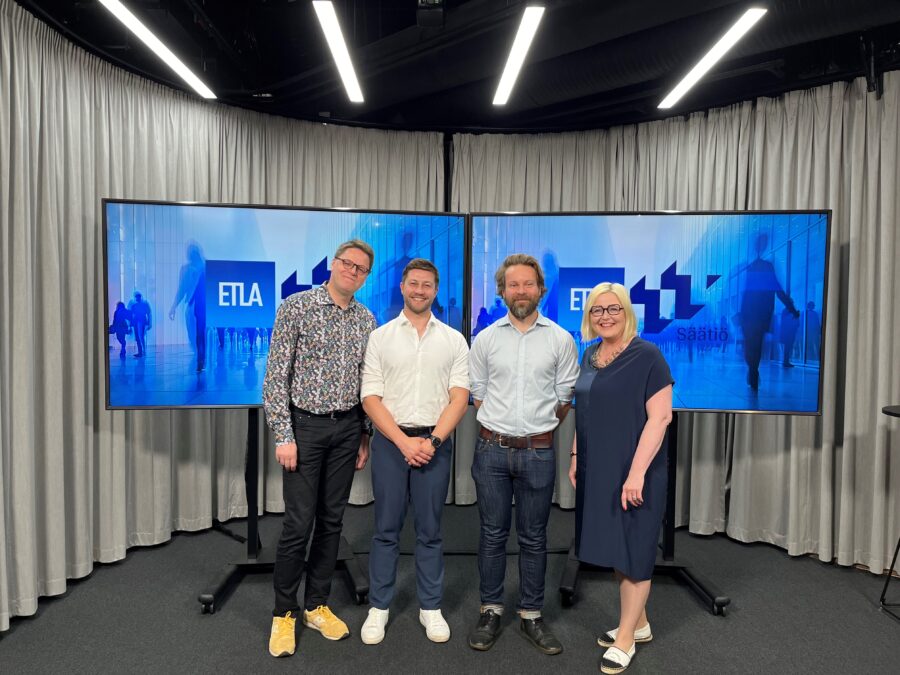 Kuvassa (vas.) Petri Rouvinen, Fabian Braesemann, Otto Kässi sekä Tytti Sulander.