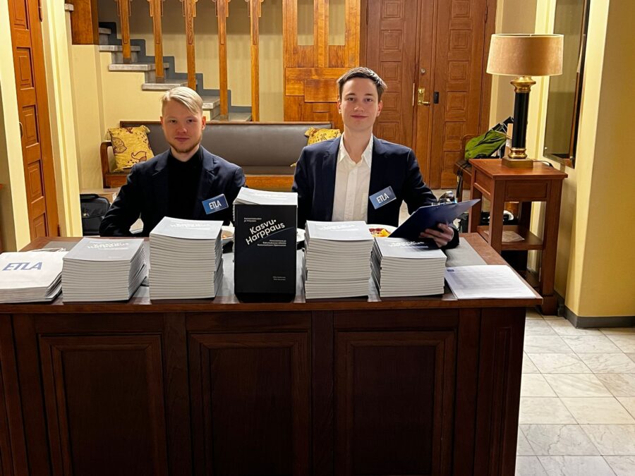 Tuoretta Kasvuharppaus-kirjaa oli jaossa vieraille. Kirjapöytää pystyssä pitivät Etlan Markus Euro ja Tuomas Toponen.