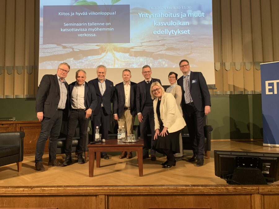 Koko seminaarin esiintyjäpoppoo eli Matti Apunen (vas.), Mika Maliranta, Riku Asikainen, Johan Haataja, Mikko Spolander, Essi Eerola ja Petri Rouvinen. Etualalla seminaarin juontaja Tytti Sulander.