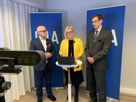 Nykyään Suhdanne julkistetaan Etlan Pikastudiosta. Keväällä 2026 mukana olivat mm. Aki Kangasharju, Tytti Sulander ja Ville Kaitila.