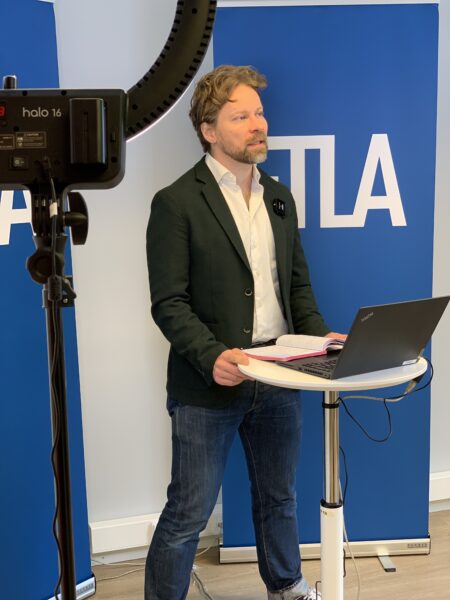 Vanhempi tutkija Otto Kässi puhui yritysten elinkaaresta ja uusiutumisesta – ja ylipäänsä tutkimushankkeessa selvitettävistä kysymyksistä.