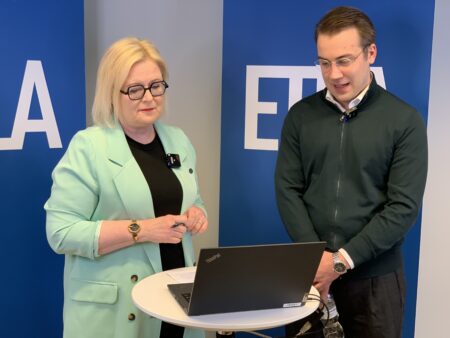 Etlan viestintäjohtaja Tytti Sulander ja vanhempi tutkija Jaakko Markkanen vastailivat yleisön kysymyksiin paikan päällä ja Turun yliopiston professori Timo Kuosmanen etänä.