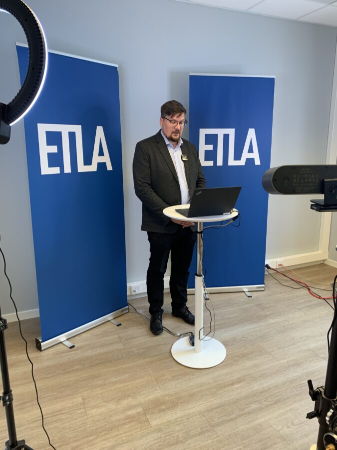 Tutkimusraportin ja sen päätulokset esitteli Etlan vanhempi tutkija Sakari Lähdemäki.
