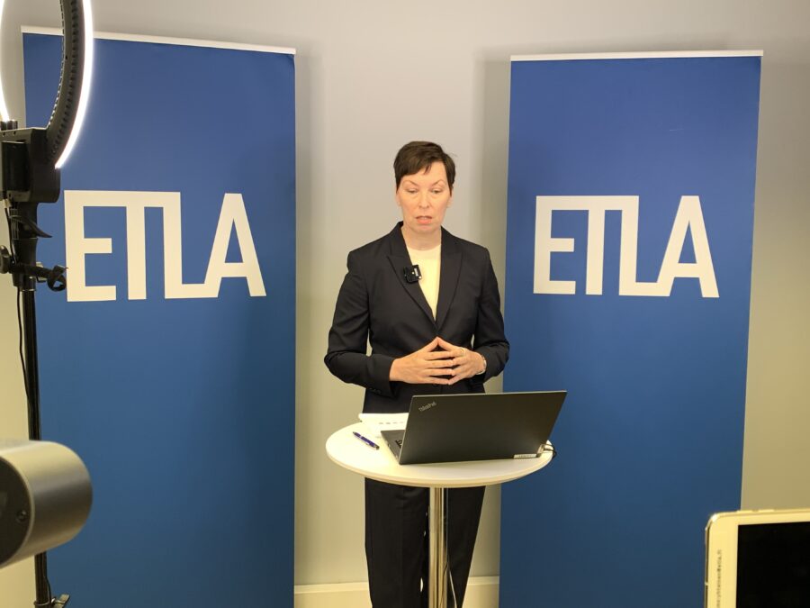 Pääekonomisti Jenni Pääkkönen esitteli ensimmäisen Suhdanne-ennusteensa webinaarissa.