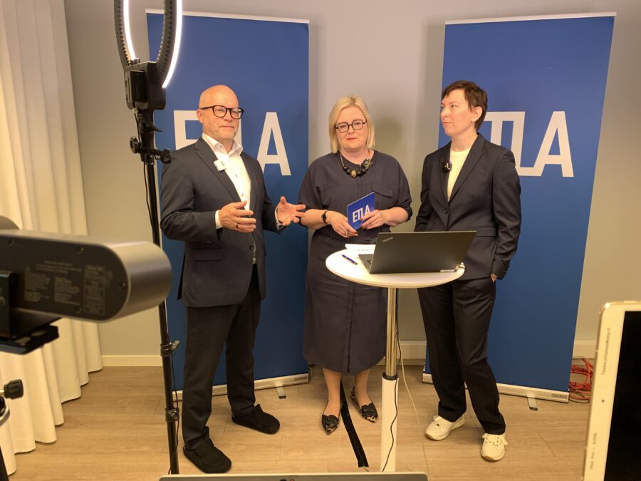 Webinaarin lopussa yleisön kysymyksiä olivat kameroiden edessä vastaanottamassa toimitusjohtaja Aki Kangasharju, viestintäjohtaja Tytti Sulander ja pääekonomisti Jenni Pääkkönen.