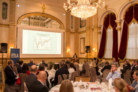 Suhdanteen julkistuksen yhteydessä järjestettiin ennen lounasseminaareja ekonomisteille, kuvassa tilaisuus Kämpin peilisalissa syksyllä 2018.