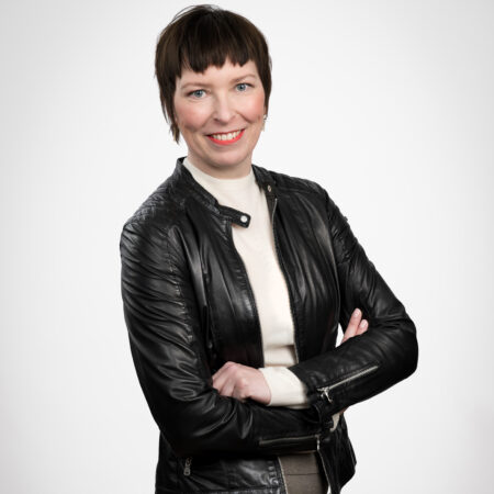 Kasvutoimia kiven alta