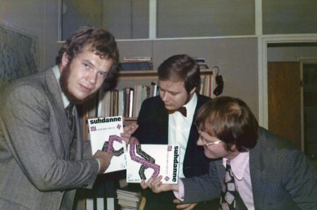 Kuvassa aivan ensimmäinen Suhdannejulkaisu vuodelta 1972. Kuvassa vasemmalta Matti Purasjoki, Kari Hagfors sekä Kari Sihtola.