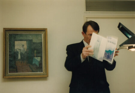 Olavi Rantala tutkii uunituoretta Suhdannetta vuonna 1996.