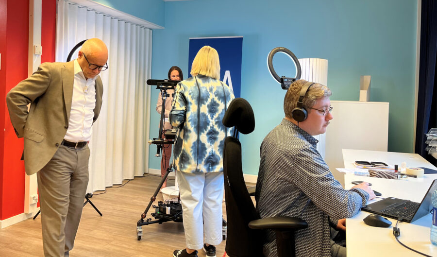 Kuvassa Etlan toimitusjohtaja Aki Kangasharju, ennustepäällikkö Päivi Puonti, viestintäjohtaja Tytti Sulander ja järjestelmäasiantuntija Matti Lammi Etlan pikastudion kulisseissa suoran Teams-webinaarin aikana.