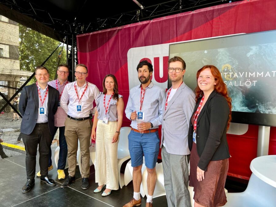 Kuvassa (vas.) Robert Sundman, Petri Rouvinen, Matias Marttinen, Päivi Puonti, Mauri Kotamäki, Oras Tynkkynen sekä Hanna Höijer.